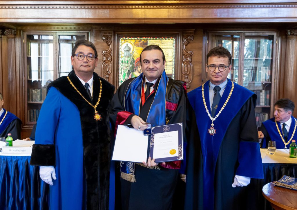 DEKAN KAAN ORHAN 7 ÖNEMLİ KİŞİ ARASINA GİREREK ÖDÜL ALDI