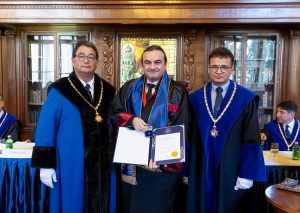 DEKAN KAAN ORHAN 7 ÖNEMLİ KİŞİ ARASINA GİREREK ÖDÜL ALDI