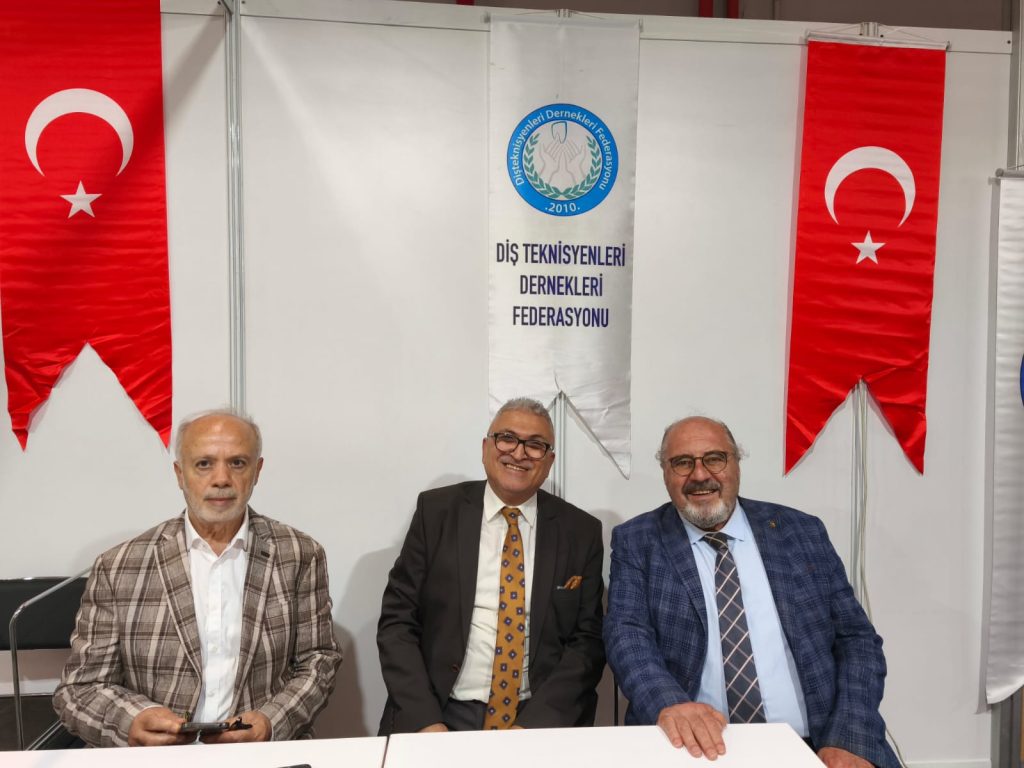 Federasyon Başkanı Dişteknisyeni Hüseyin Bektaş ve Malatya Diş Teknisyenleri Odası Yönetim Kurulu Üyesi Nevzat Hakverdi ile Metin Gürsan