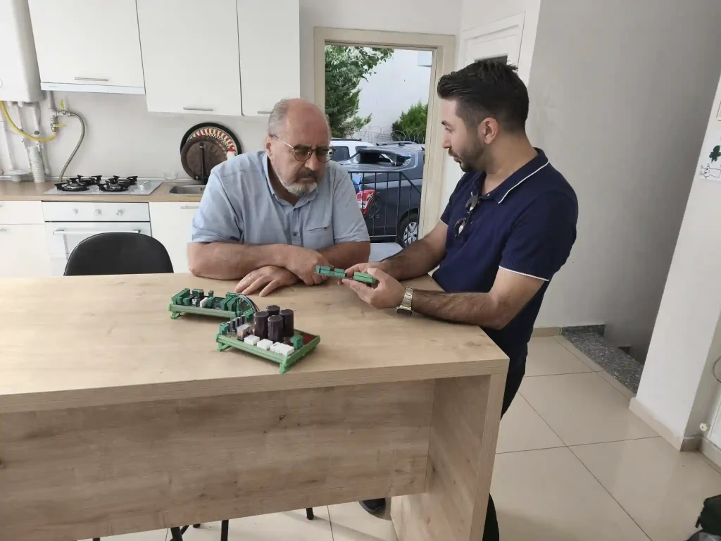 Kendi ürettiği devreleri anlatan Elektrik Elektronik Mühendisi Murat Günes 14 yaşında çırak olarak başladığı günlerdeki ustalarını şükranla anıyor..